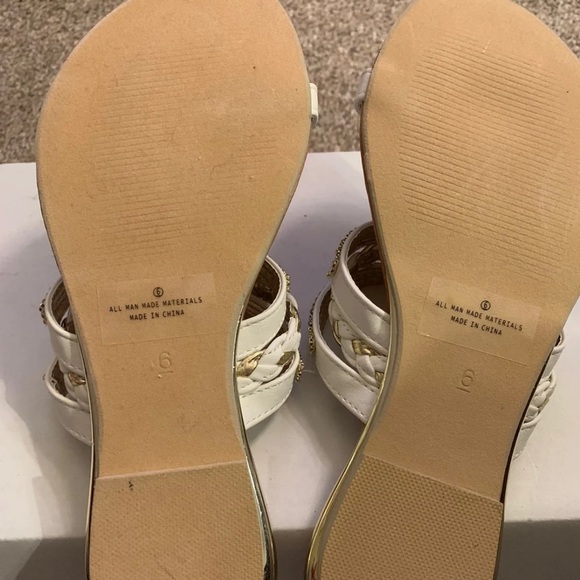 ❌SOLD❌White and Gold flat sandals - Picture 3 of 3